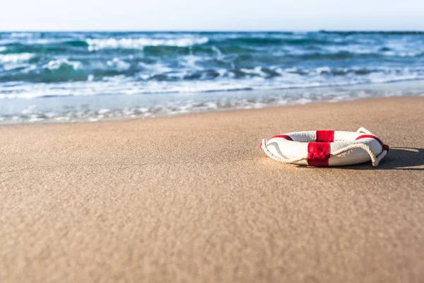 Bóia Vida Miniatura Vermelha Branca Vintage Praia Areia Mar Baltico — Fotografia de Stock