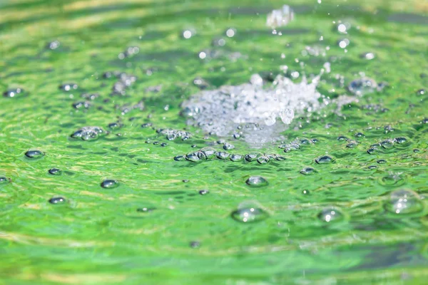 Close Van Water Ringen Bubbels Bij Helder Groene Fontein Bekken — Stockfoto