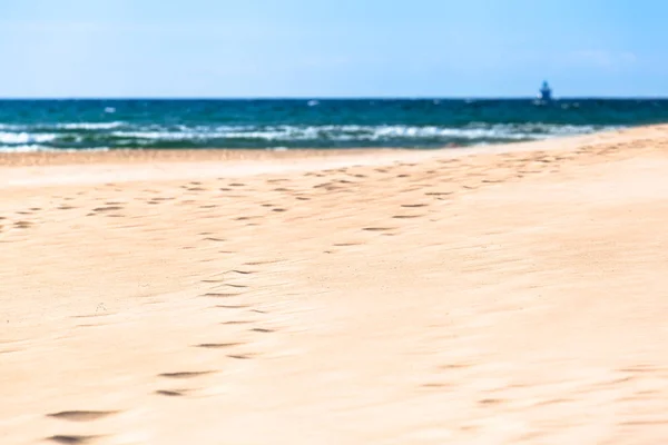 Deniz Kıyısına Doğru Beyaz Geniş Dune Sand Ayak Izleri Arka — Stok fotoğraf