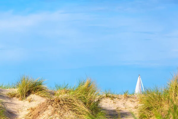 Baltık Denizinde Kumul Manzara Arkasında Yelkenli Beyaz Yelken Geniş Gökyüzü — Stok fotoğraf