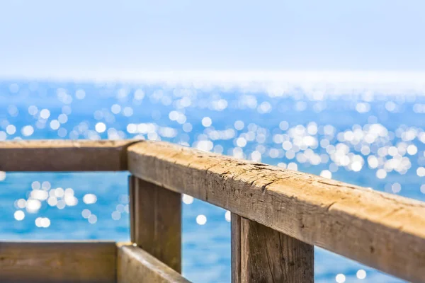 Houten Reling Weids Uitzicht Glinsterende Zee Zonnige Dag Kopieer Ruimte — Stockfoto