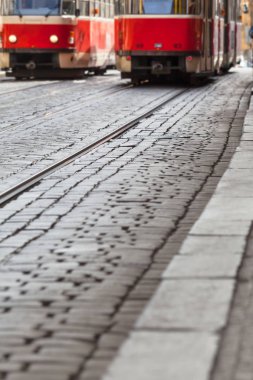 Tramvay rayları ve tramvay trafik detaylarıyla şehirde kaldırım taşı yolu (kopyalama alanı))