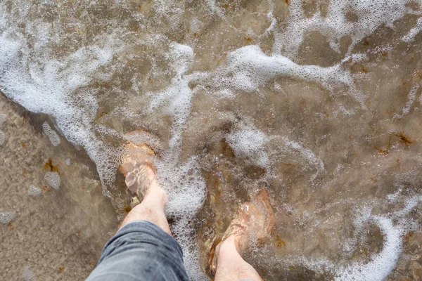Caminhando Costa Mar Com Pés Descalços Enrolado Pernas Das Calças — Fotografia de Stock