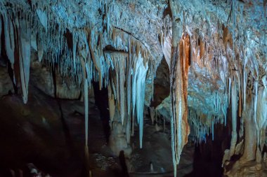 Sorek Mağarası, İsrail. Buz sarkıtları mağaranın tavanından sarkıt.