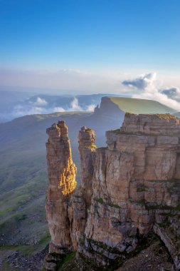 Kafkasya, Rusya'nın eteklerinde manzara. Mesa, dik kayalıklar olan düz bir tepe ve kenarları olan bir tepedir..