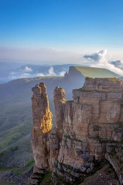 Kafkasya, Rusya'nın eteklerinde manzara. Mesa, dik kayalıklar olan düz bir tepe ve kenarları olan bir tepedir..