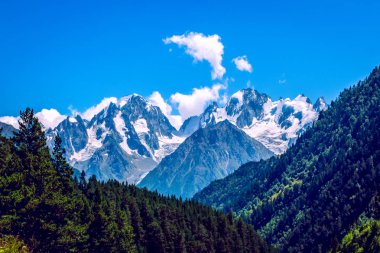 Dağ manzarası. Kafkasya Sıradağları'nın zirveleri, bir buzulla kaplı.