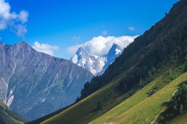 Elbrus'un yanından Ushba Dağı manzarası.