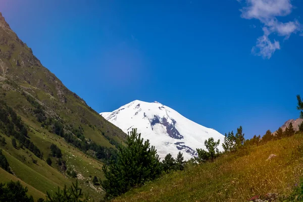 Soleado Día Otoño Las Montañas Distancia Cima Blanca Montaña Está Imagen De Stock