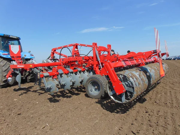 拖拉机和Unia耕作场上的最低耕技术 — 图库照片