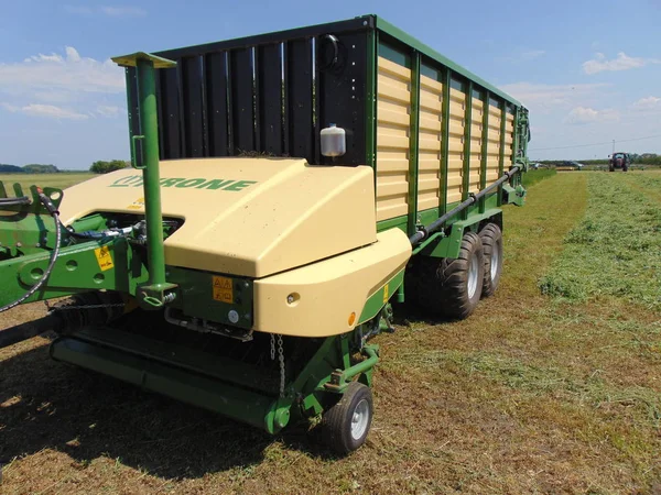 Krone Zelfladende Voeder Wagen Een Veld — Stockfoto