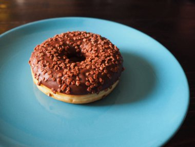 Mavi tabakta çikolatalı çörek