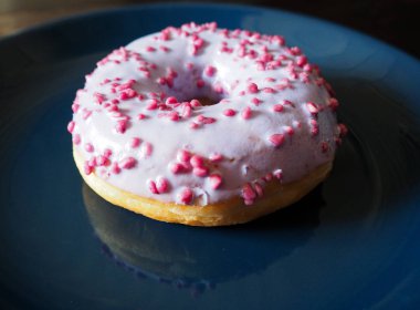 Mavi plaka makro görünümünde beyaz bir donut