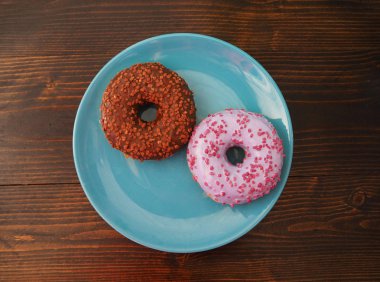 Mavi tabakta iki çörek