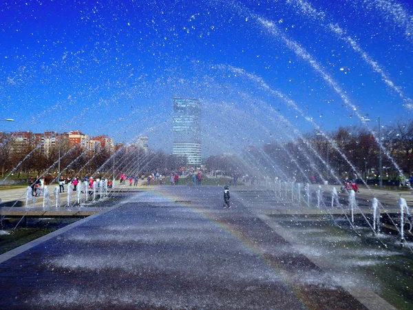 Kid Staying Fountain — Stock Photo, Image