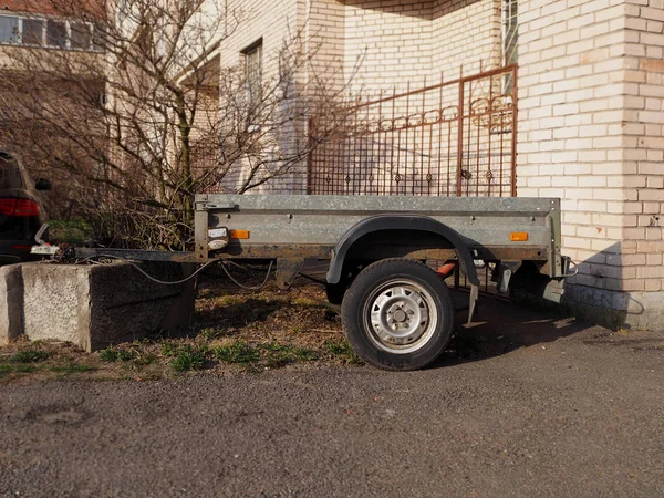 Sokakta eski paslı terk edilmiş römork