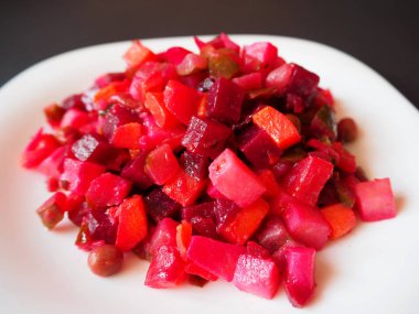 beyaz tabakta vinaigrette vejetaryen salata