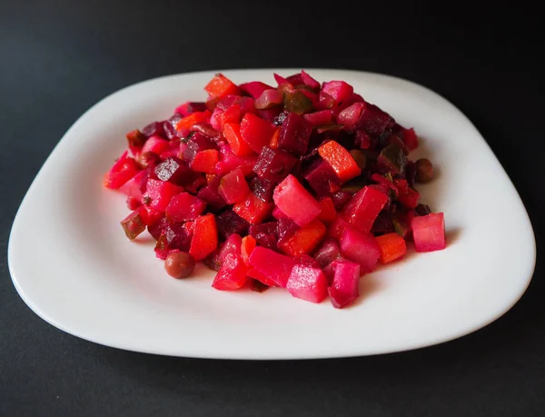 beyaz tabakta vinaigrette vejetaryen salata