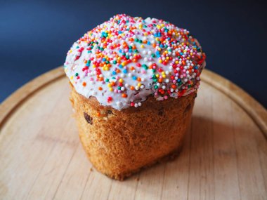 Ahşap tahtada paskalya pastası