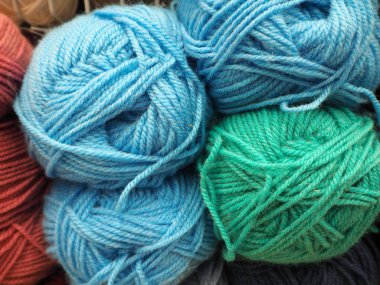 Farklı renkler iplik, çok renkli iplikler