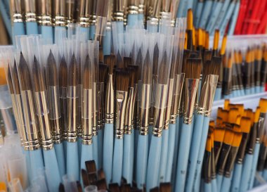Sanat mağazasında resim için mavi ve sarı fırçalar