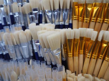 Sanat atölyesinde resim yapmak için beyaz ve mavi fırçalar