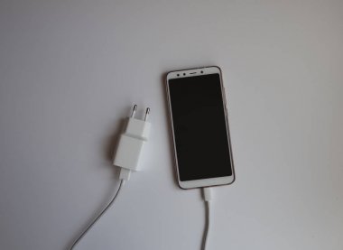 Kopyalama alanına sahip Usb kablo şarj cihazı ile beyaz bir akıllı telefon
