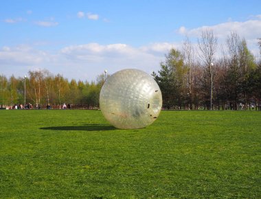 Içinde bir kişi ile açık şişme oyunlar için dev bir kabarcık balon, Zorbing, Saint Petersburg, Rusya - editoryal