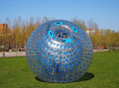 Içinde bir kişi ile açık şişme oyunlar için dev bir kabarcık balon, zorbing