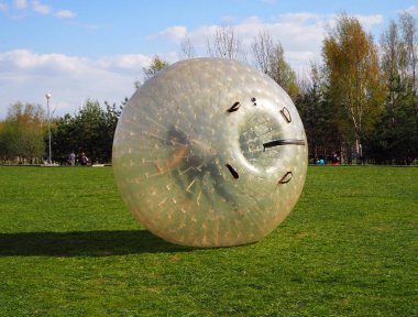 Kızlar açık şişme oyunlar için dev bir balon balon aşağı yuvarlanıyor