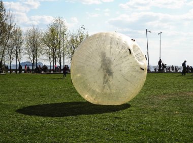 Içinde bir kişi ile açık şişme oyunlar için dev bir kabarcık balon, Zorbing, Saint Petersburg, Rusya - editoryal