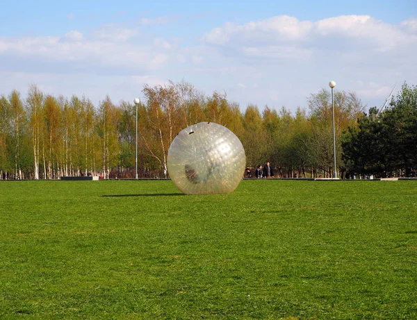 Içinde bir kişi ile açık şişme oyunlar için dev bir kabarcık balon, Zorbing, Saint Petersburg, Rusya - editoryal