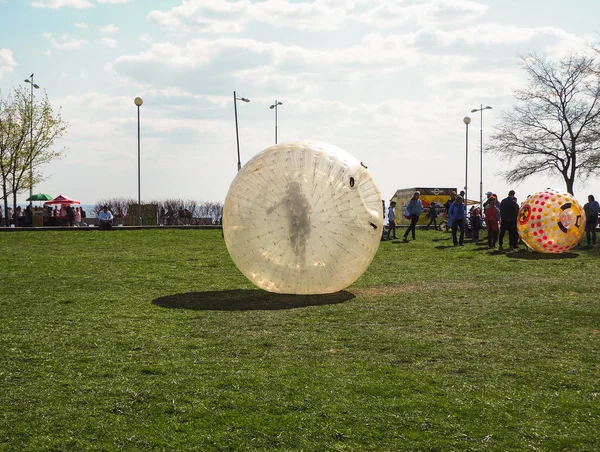 Içinde bir kişi ile açık şişme oyunlar için dev bir kabarcık balon, Zorbing, Saint Petersburg, Rusya - editoryal