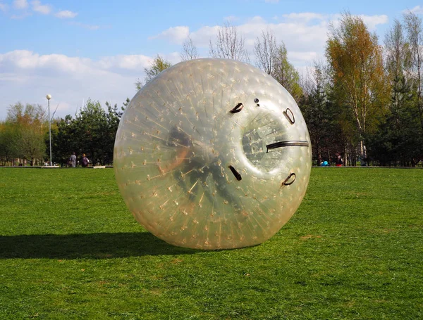 Kızlar açık şişme oyunlar için dev bir balon balon aşağı yuvarlanıyor