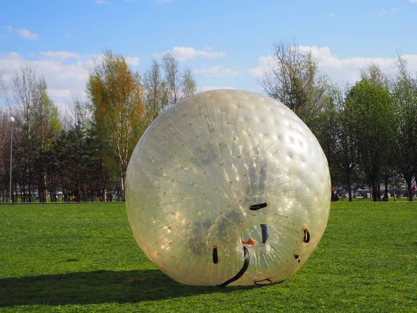 Kızlar açık şişme oyunlar için dev bir balon balon aşağı yuvarlanıyor