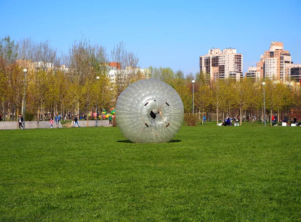 Saint Petersburg, Rusya, 05.01.2019 / Açık hava şişirilebilir oyunlar için içinde bir kişi olan dev bir balon, zorbing - editoryal