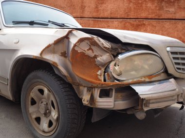 Bir kazadan sonra bozulmuş araba.