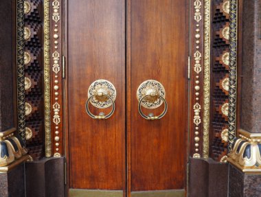 Budist Tapınağı Datsan Gunzechoinei'deki ahşap kapıların kapatılması, Saint Petersburg, Rusya