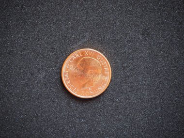 2 İsveç kronu sikke (Sverige Kronor) arka tarafı siyah arka plan izole