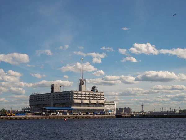 Saint-Petersburg, Rusya. 01.06.2019. St. Petersburg'da, Vasilyevsky Adası'nın batı ucunda, Zafer Denizi bölgesinde yer alan Deniz İstasyonu demirleme kompleksi.