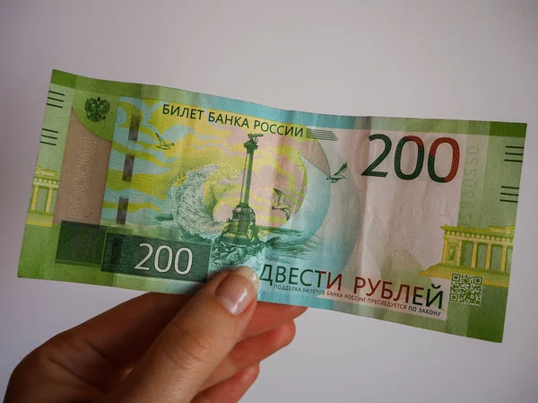 Rusya Bankası Nın Yeni 200 Rublelik Banknotunu Tutan Bir Kadın — Stok fotoğraf