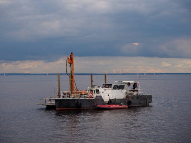 Dredger ve hopper mavna, suda deniz teknesi. 