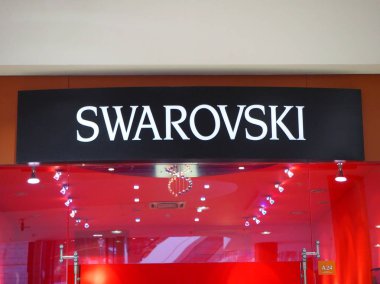 Saint-Petersburg, Rusya. 06.30.2019. Atlantic City alışveriş merkezinde Swarovski Crystal kuyumcu açık siyah işareti. 