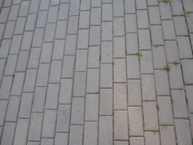 Sokak yolunda gri tuğla taş kaldırım ayrıntıları. Gri taş bloklar arka plan ve doku, döşeme levhalar.