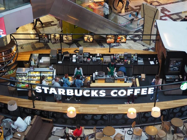 St. Petersburg, Rusya. 07.20.2019. Atlantic City alışveriş merkezinde ziyaretçileri ile Starbucks Coffee kafe. Starbucks Corporation bir Amerikan kahve şirketi ve dünya çapında kahvehane zinciri. 