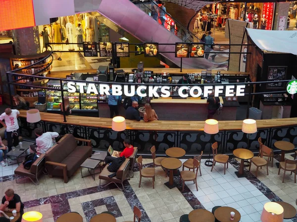 Санкт Петербург Россия 2019 Кафе Starbucks Coffee Посетителями Торговом Центре — стоковое фото