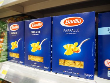 St. Petersburg, Rusya. 07.21.2019. Barilla Farfalle süpermarket raflarında papyon veya kelebek şeklinde İtalyan makarna. Barilla, 1877 yılında Parma, İtalya'da kurulmuş bir İtalyan gıda şirketidir..