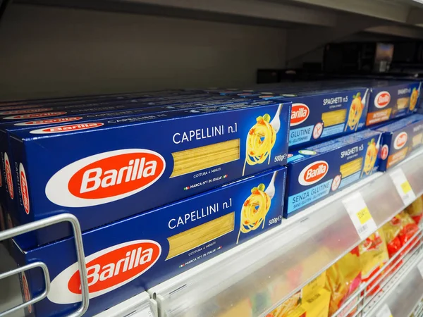 俄罗斯圣彼得堡07 2019 巴里拉 卡佩利尼意大利面在超市货架上 Barilla 是一家意大利食品公司 成立于 1877 位于意大利帕尔马 — 图库照片