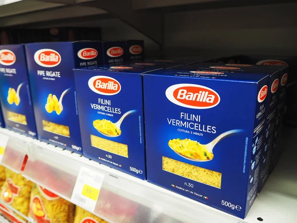 俄罗斯圣彼得堡07 2019 巴里拉 菲利尼 维米切莱斯在超市货架上的意大利面食 Barilla 是一家意大利食品公司 成立于 1877 位于意大利帕尔马 — 图库照片
