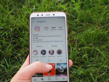 St. Petersburg, Rusya. 07.27.2019. akıllı telefon kullanarak Instagram hesabı kontrol çekim kişi. Instagram, Facebook 'a ait bir fotoğraf ve video paylaşımı sosyal ağ hizmetidir.